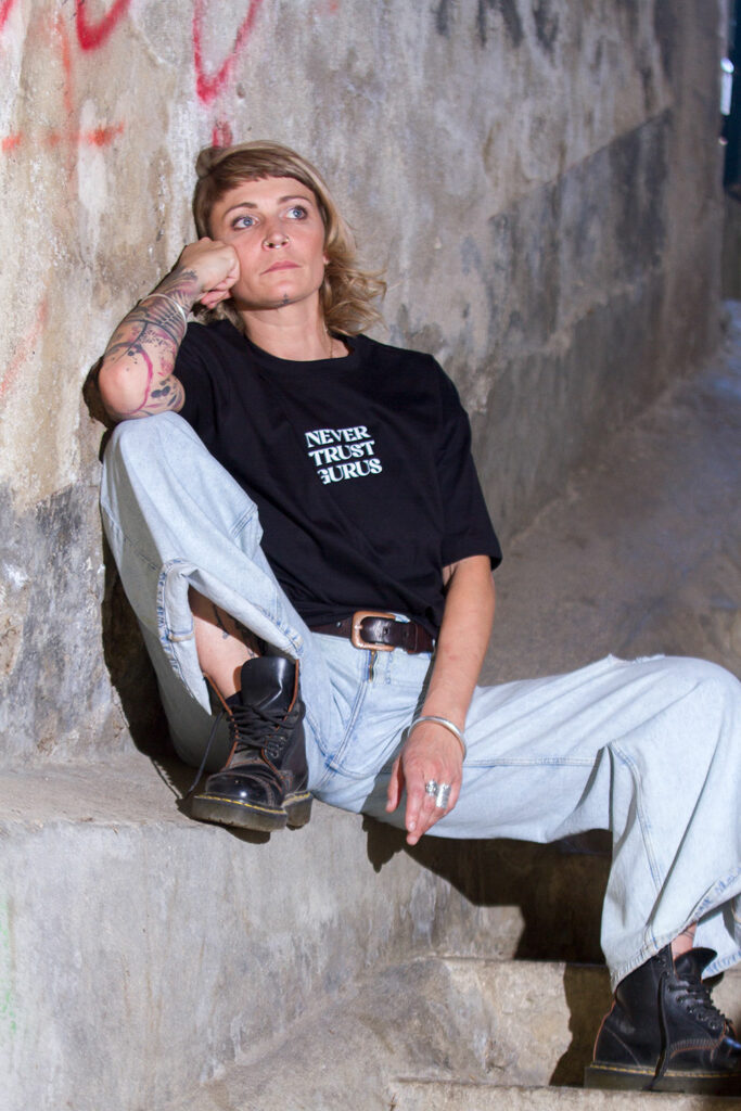 NTG-ORIGIN-TEE-NEVER_TRUST_GURUS
