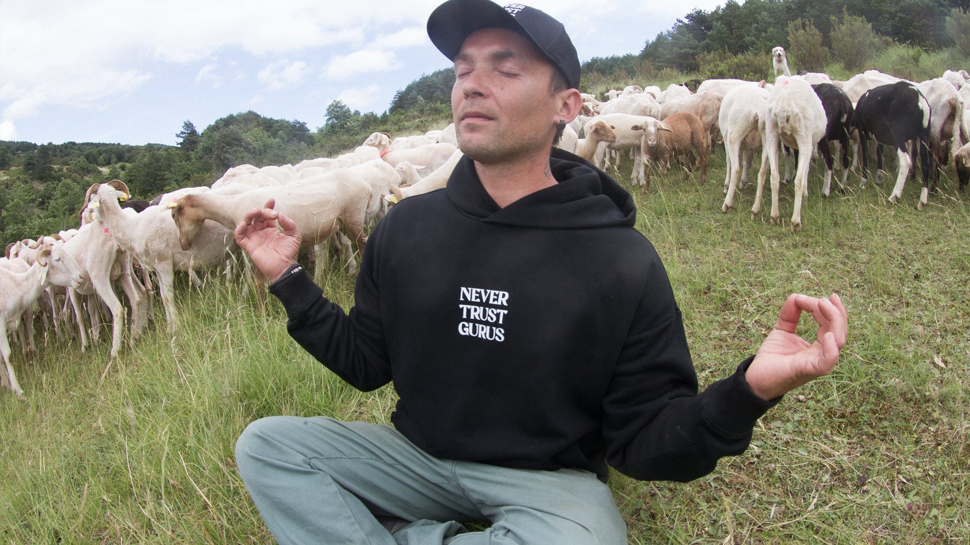 NTG_ORGIN-hoodie-NEVER_TRUST_GURUS-bugarach